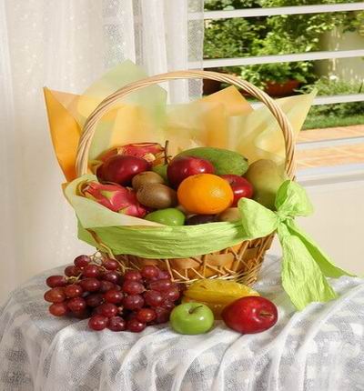 Fruit basket with 4 red apples, 3 green apples, 3 kiwis, 2 dragon fruit, 1 orange, 1 star fruit, 2 Mangos and red grapes.