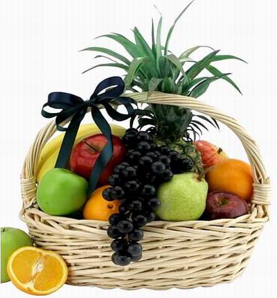 Fruit Basket with 1 Pineaple, 2 Oranges, 3 red Apples, 2 green Apples, 1 Pear, 3 Bananas and Grapes.