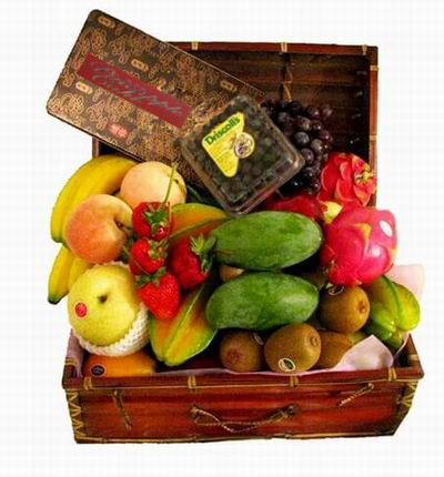 Fruit Chest of 3 Star Fruit, 2 Mangos, 4 Kiwis, 4 Bananas, 2 Dragon Fruit, 2 Red Apples, 4 Strawberries, 2 Oranges, a pack of Blue Berries and Globe Grape and a box of pineapple cakes. (A fruit basket will be used if the chest is not available. Fruits that are not available or not in season will be substituted)