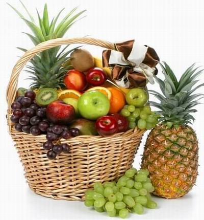 A fruit basket with 2 Pineapples, 2 bunches of Finger Grapes, 2 bunches of Globe Grapes, 2 Oranges, 4 Green Apples, 4 red Apples, 1 Peach and 2 Kiwis.