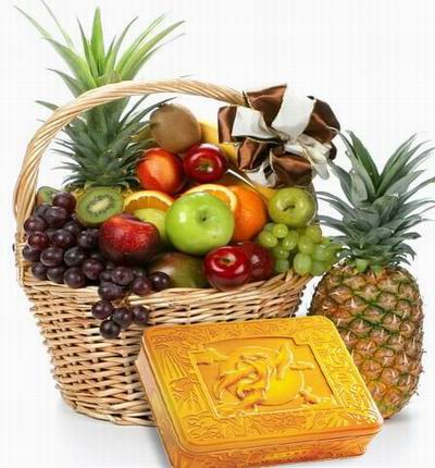 A box of Premium Mooncakes and A fruit basket with 2 Pineapples, 2 bunches of Finger Grapes, 2 bunches of Globe Grapes, 2 Oranges, 4 Green Apples, 4 red Apples, 1 Peach and 2 Kiwis.