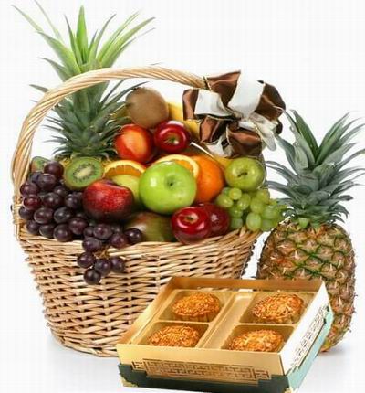 A box of Standard Mooncakes and A fruit basket with 2 Pineapples, 2 bunches of Finger Grapes, 2 bunches of Globe Grapes, 2 Oranges, 4 Green Apples, 4 red Apples, 1 Peach and 2 Kiwis.